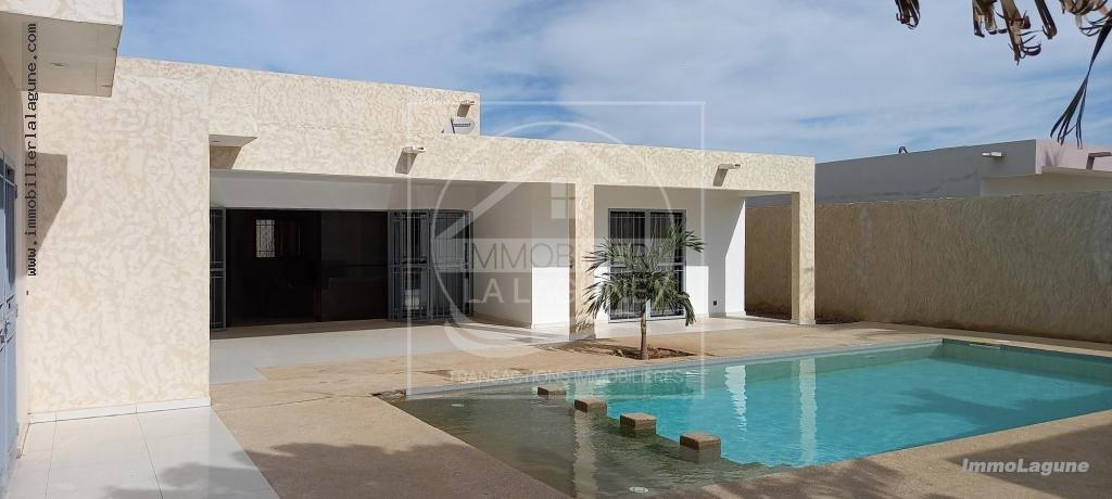 Agence Immobilière Saly Sénégal - V2711 - Villa à NGUERIGNE - V2711-villa-a-vendre-avec-piscine-a-nguerigne-serere-senegal