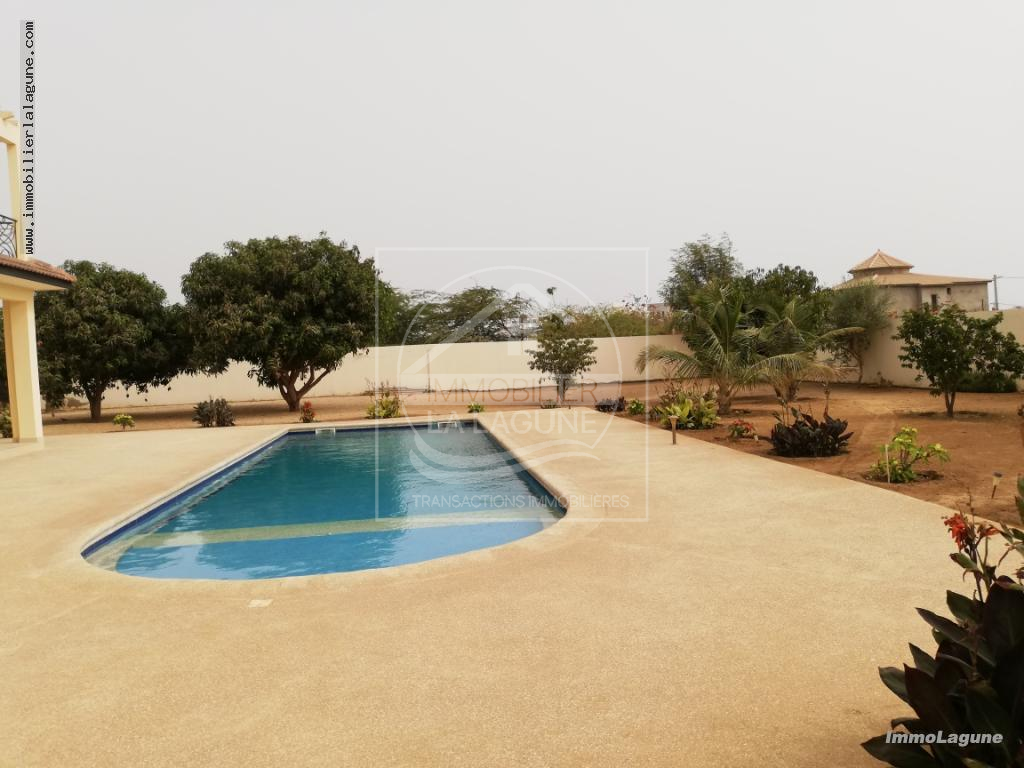 Agence Immobilière Saly Sénégal - V2196 - Villa à SOMONE - v2196 grande maison avec piscine à acheter à somone senegal